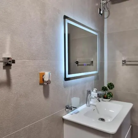 Apartment Bora Albania Me Vetsherbim 24 Prane Liqenit