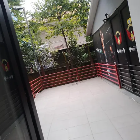 アパート Bora Albania Me Vetsherbim 24 Prane Liqenit ティラナ